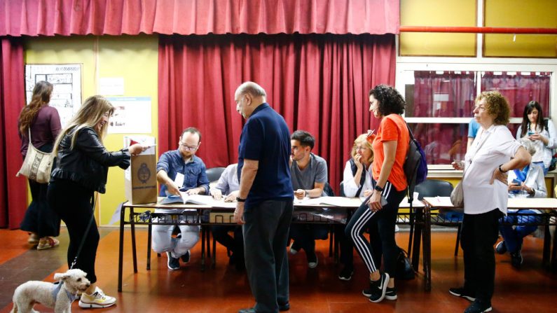Los votantes emitieron sus votos durante las elecciones presidenciales en Argentina el 27 de octubre de 2019 en Buenos Aires, Argentina (Marcos Brindicci / Getty Images)