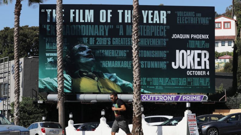 Valla publicitaria anuncia la nueva película "Joker" el 3 de octubre de 2019 en West Hollywood, California. (Mario Tama/Getty Images)

