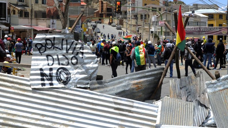 Barricada durante un paro cívico contra el resultado de las elecciones del 20 de octubre en La Paz, el 29 de octubre de 2019. (JORGE BERNAL/AFP vía Getty Images)
