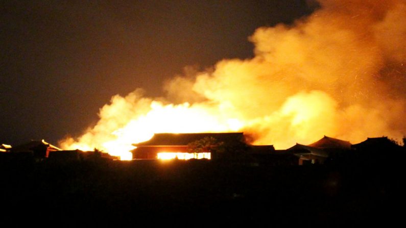 El castillo Shuri envuelto en llamas en Naha, prefectura de Okinawa, sur de Japón, en la mañana del 31 de octubre de 2019. (STR/JIJI PRESS/AFP via Getty Images)