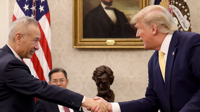 El presidente de los EE.UU., Donald Trump, estrecha la mano del viceprimer ministro chino Liu He después de anunciar un acuerdo comercial "fase uno" con China en la Oficina Oval de la Casa Blanca el 11 de octubre de 2019 en Washington, DC. (Win McNamee/Getty Images)

