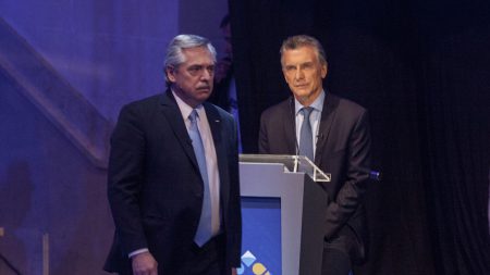 Macri y Fernández marcan diferencias frente a la crisis en Venezuela durante debate presidencial argentino