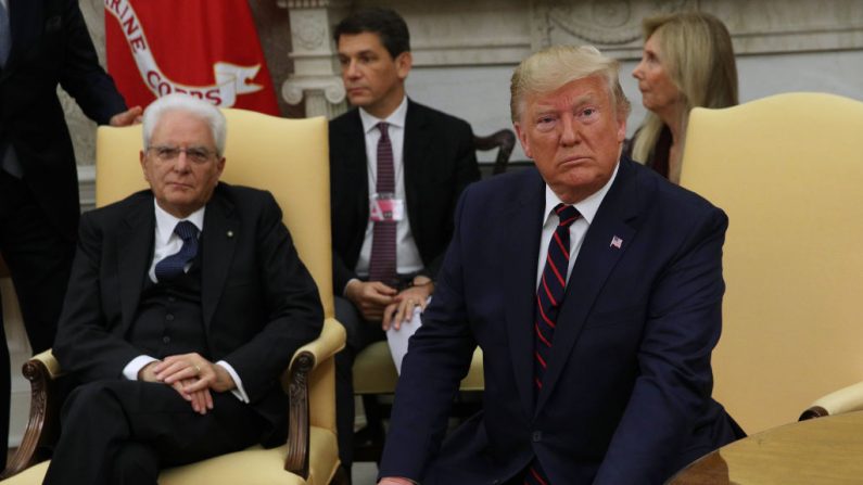 El Presidente de Estados Unidos Donald Trump se reúne con el Presidente Sergio Mattarella de Italia en la Oficina Oval de la Casa Blanca el 16 de octubre de 2019 en Washington, DC. (Alex Wong/Getty Images)
