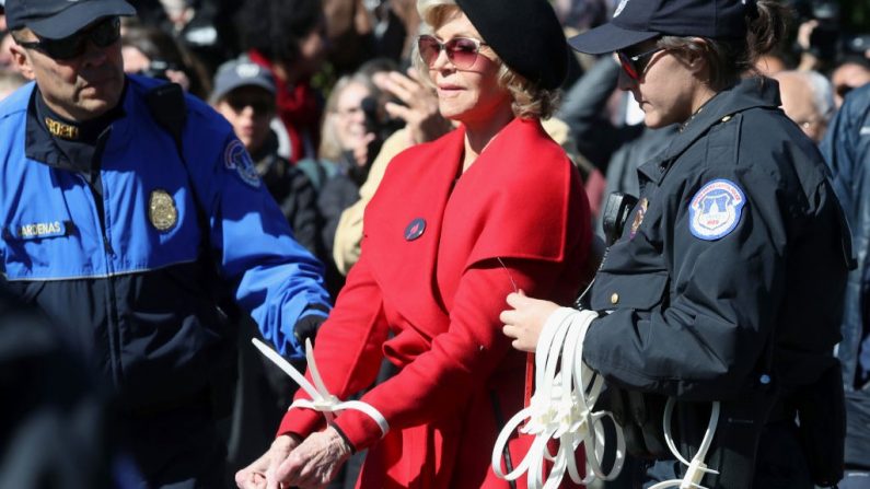 La actriz Jane Fonda es arrestada por bloquear una calle frente al Capitolio de Estados Unidos durante una protesta y concentración de "Fire Drill Fridays" sobre el cambio climático en el Capitolio, el 18 de octubre de 2019 en Washington, DC. Los manifestantes exigen una acción urgente para la aplicación del Nuevo Trato Verde. (Foto de Mark Wilson/Getty Images)