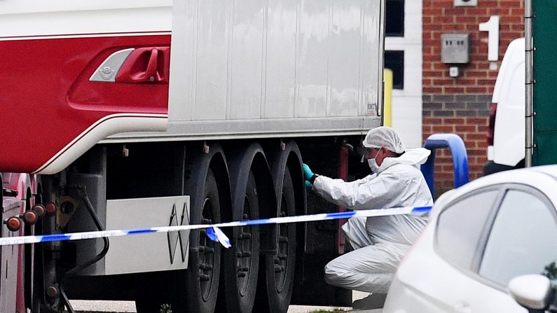 La policía y los agentes forenses investigan un camión en el que se descubrieron 39 cuerpos en el remolque, mientras se preparan para mover el vehículo del sitio el 23 de octubre de 2019 en Thurrock, Inglaterra. (Leon Neal/Getty Images)