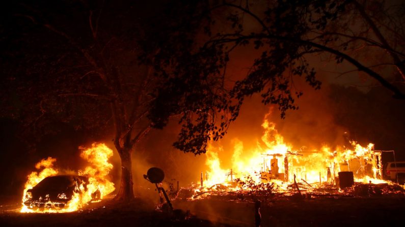  Las casas continúan ardiendo después de que el incendio de Kincade se trasladó por el área el 24 de octubre de 2019 en Geyserville, California. (Justin Sullivan / Getty Images)