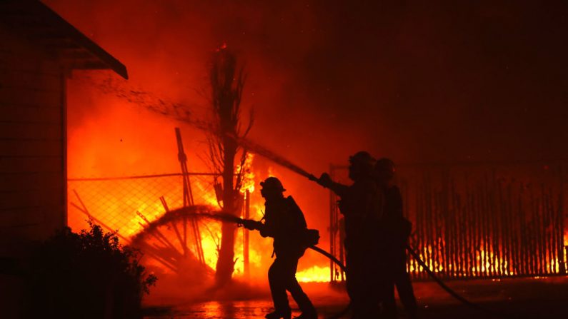 Los bomberos luchan contra el incendio de Kincade mientras quema un granero el 27 de octubre de 2019 en Santa Rosa, California. Impulsado por los fuertes vientos, el incendio de Kincade ha quemado más de 54.000 acres y ha provocado casi 200.000 evacuaciones en el condado de Sonoma y más allá. (Justin Sullivan / Getty Images)