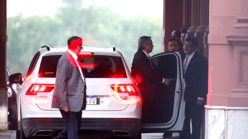 El recién elegido presidente de centro-izquierda peronista Alberto Fernández ingresa a Casa Rosada para reunirse con el presidente Mauricio Macri el día después de las elecciones presidenciales del 28 de octubre de 2019 en Buenos Aires, Argentina. (Marcos Brindicci/Getty Images)
