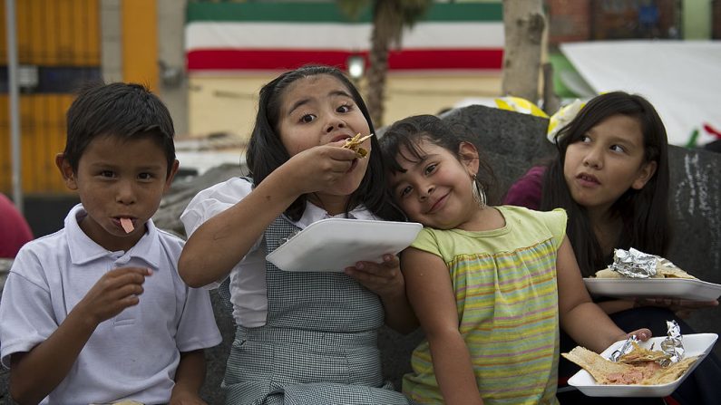 Niños mexicanos comen tacos en la plaza Garibaldi de la Ciudad de México, el 22 de septiembre de 2011. (Ronaldo Schemidt/AFP/Getty Images)
