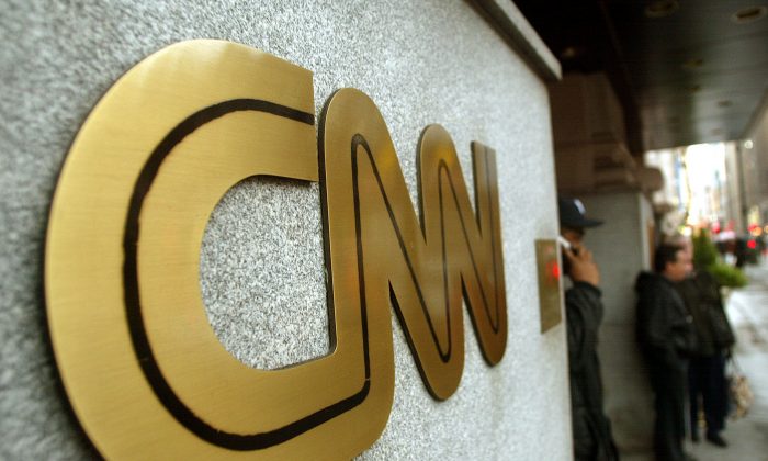 El logo de CNN figura fuera de su sede el 12 de noviembre de 2002 en la ciudad de Nueva York. (Mario Tama/Getty Images)