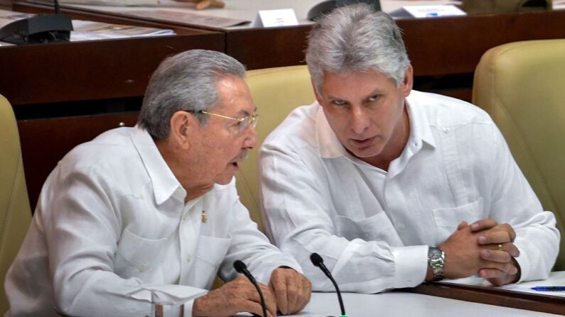 Raúl Castro (izq.) habla con el líder del régimen Miguel Díaz-Canel, durante una sesión anual del Parlamento. (ADALBERTO ROQUE/AFP/Getty Images)