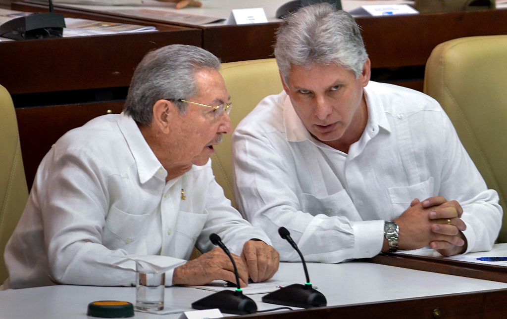 Raúl Castro (à esquerda) fala com o líder do regime Miguel Díaz-Canel, durante uma sessão anual do Parlamento (ADALBERTO ROQUE / AFP / Getty Images)