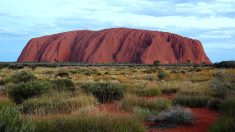 Aborígenes australianos logran el cierre a turistas al monolito sagrado Uluru