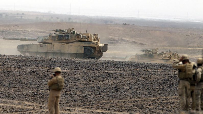 Tanques estadounidenses  participan de ejercicios militares en Mudawwara, cerca de la frontera con Arabia Saudita, el 18 de mayo de 2015. (KHALIL MAZRAAWI/AFP/Getty Images)
