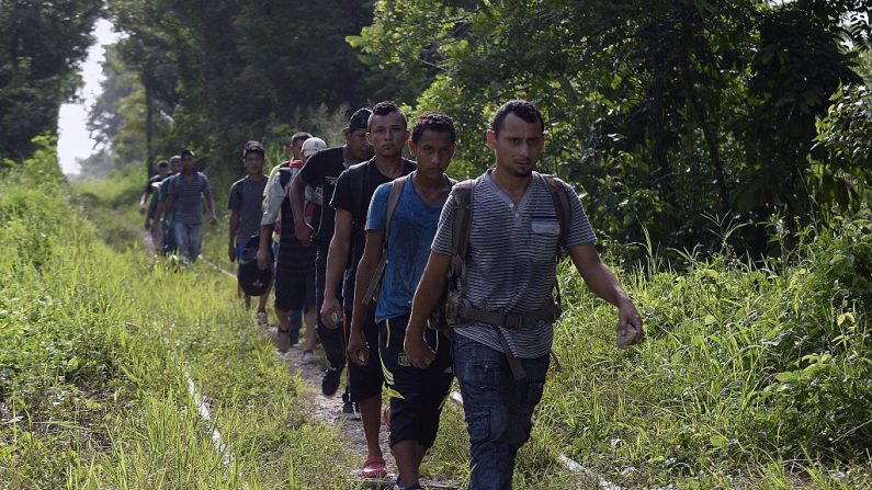 Los migrantes caminan en Tenosique, Estado de Tabasco, México, el 22 de junio de 2015. Cientos de migrantes centroamericanos llegan a México de camino a Estados Unidos. (ALFREDO ESTRELLA/AFP vía Getty Images)