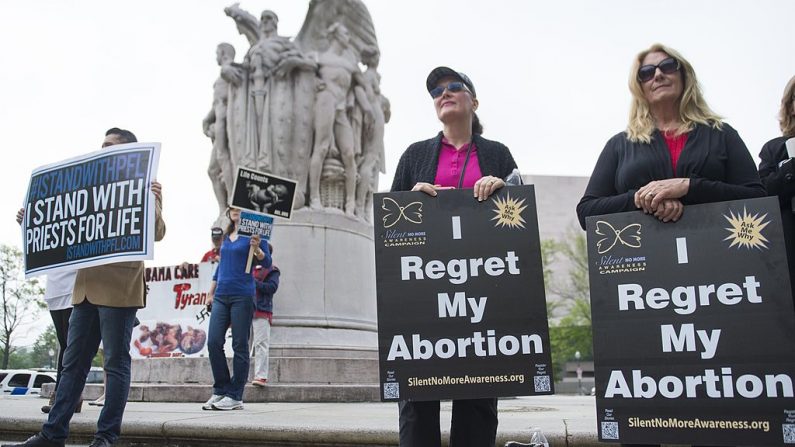 Partidarios antiabortistas protestan afuera de la Corte Suprema de Estados Unidos. (AFP PHOTO / MLAMLADEN ANTONOV / AFP a través de Getty Images)