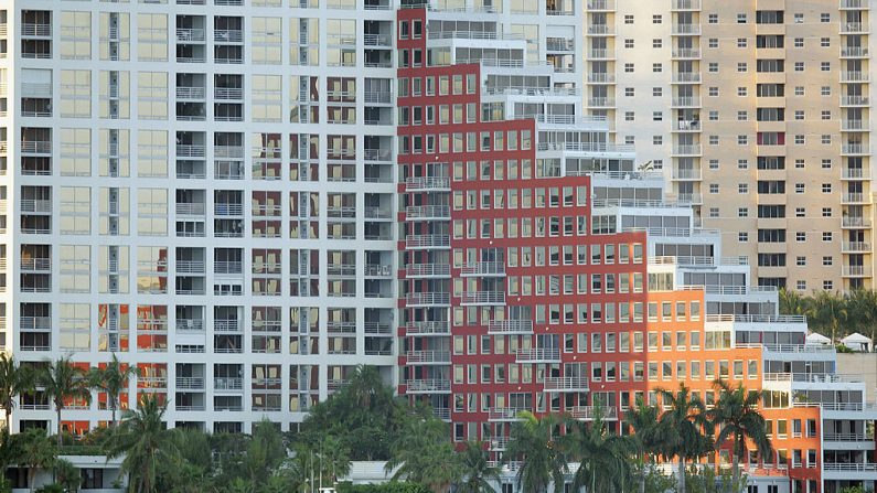 Línea de condominios Bricknell Avenue en Mimai, Florida, 22 de abril de 2005. Miami tiene 119 años y es la undécima área metropolitana más grande de los Estados Unidos. Según la Oficina del Censo de los Estados Unidos, la población de Miami en 1900 era de 1700 personas, actualmente la población de Miami es de 362.470, con un 60 por ciento de ellos nacidos en el extranjero. (ROBERT SULLIVAN / AFP / Getty Images)