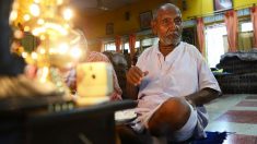 Monje hindú causa conmoción al demostrar con su pasaporte que tiene 123 años