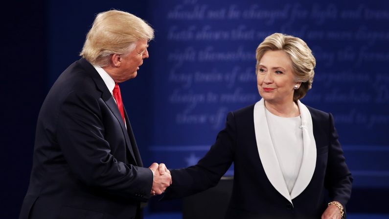 Donald Trump se da la mano con la exsecretaria de Estado demócrata presidencial Hillary Clinton durante el debate el 9 de octubre de 2016 en St Louis, Missouri. (Win McNamee/Getty Images)