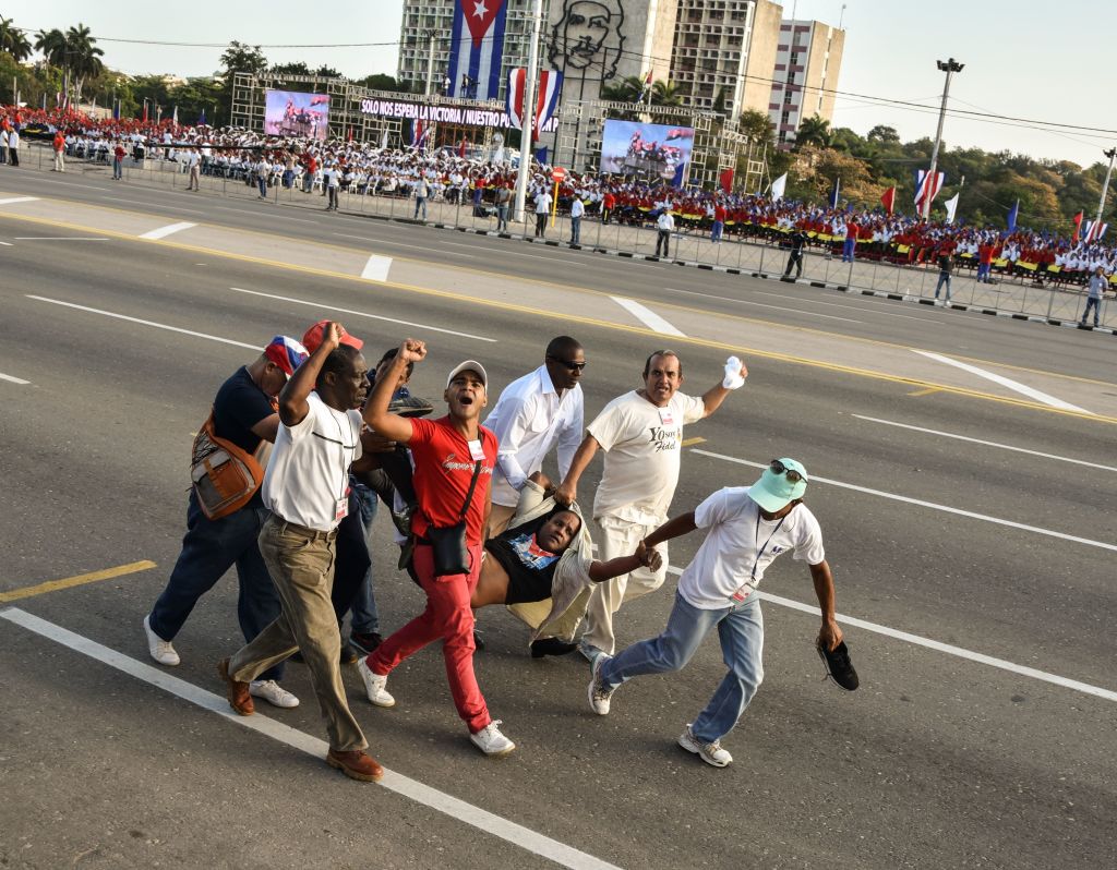 Um homem que invadiu a marcha do dia de maio com uma bandeira dos Estados Unidos é levado para a Plaza de la Revolución em Havana, em 1 de maio de 2017 (ADALBERTO ROQUE / AFP / Getty Images)