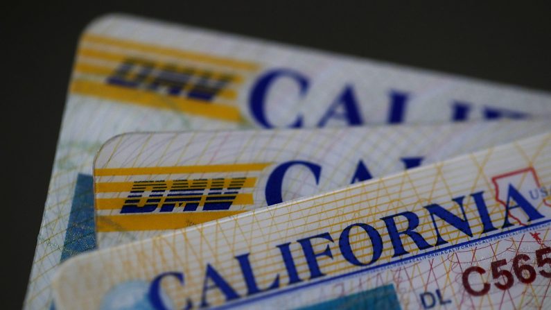 El logotipo del Departamento de Vehículos Motorizados de California (DMV) aparece en una licencia de conducir de California el 9 de mayo de 2017 en San Anselmo, California. (Justin Sullivan/Getty Images)
