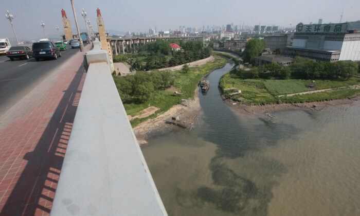NANJING, CHINA - 16 DE ABRIL: (CHINA OUT) El agua contaminada fluye hacia el río Yangtze desde un arroyo en Nanjing, provincia de Jiangsu, China, el 16 de abril de 2007. El río Yangtze se convirtió en uno de los ríos más contaminados del mundo. Según la Administración Estatal de Protección Ambiental, China tiene más de 20.000 fábricas de productos químicos distribuidas a lo largo de sus principales ríos, incluyendo 10.000 a lo largo del río Yangtsé y 4.000 a lo largo del río Amarillo. (Foto de China Photos/Getty Images)
