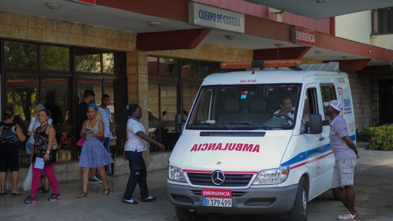 Una ambulancia está estacionada frente al Hospital Comandante Manuel Fajardo en La Habana, el 6 de julio de 2017. (Yamil Lage/AFP vía Getty Images)