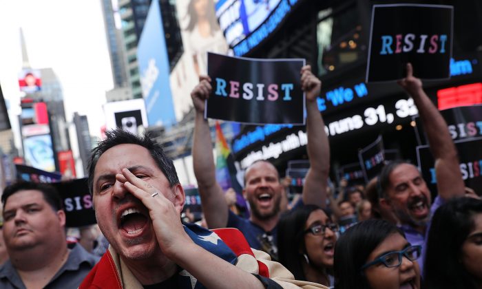 Docenas de manifestantes anti Trump se reúnen en Times Square, Nueva York, el 26 de julio de 2017. Los comentaristas dijeron que las tácticas utilizadas por la Resistencia anti Trump han comenzado a encarnar las mismas cosas por las cuales protestan. (Spencer Platt/Getty Images)

