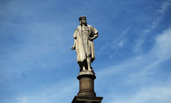Una estatua de 23 metros del explorador Cristóbal Colón en el Columbus circle en la ciudad de Nueva York el 23 de agosto de 2017. (Spencer Platt/Getty Images)