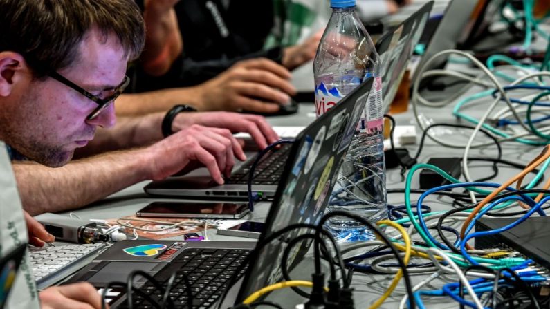 Personas trabajando en computadoras durante el 10º Foro Internacional de Ciberseguridad en Lille el 23 de enero de 2018. (PHILIPPE HUGUEN/AFP/Getty Images)