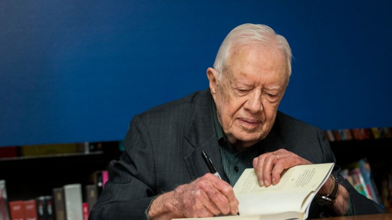 El expresidente de los Estados Unidos Jimmy Carter firma una copia de su nuevo libro `Fe: Un viaje para todos' en un evento de firma de libros en en Midtown Manhattan, el 26 de marzo de 2018 en la ciudad de Nueva York. Carter, de 93 años, ha sido un autor prolífico desde que dejó el cargo en 1981, publicando docenas de libros. (Drew Angererer/Getty Images)
