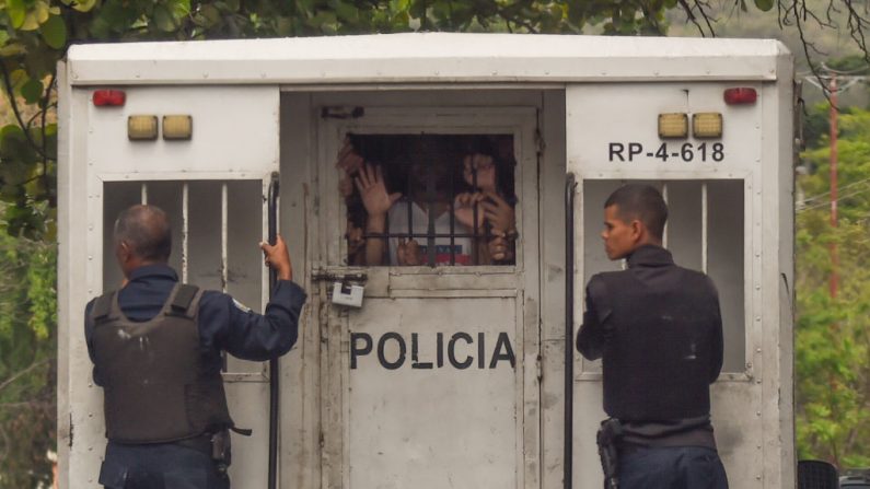 Agentes policiales transportan prisioneros en Valencia, estado de Carabobo Norte, Venezuela, el 29 de marzo de 2018. (JUAN BARRETO/AFP/Getty Images)
