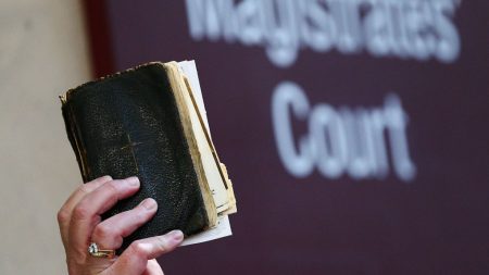 Grupo ateo presenta queja contra jueza que abrazó y dio una biblia a una expolicía condenada