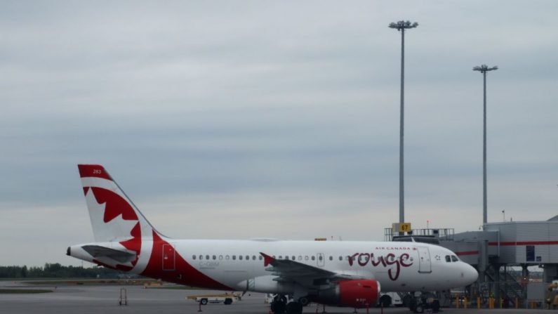 Un avión de Air Canada se asienta en el asfalto en el Aeropuerto Internacional Pierre Elliott Trudeau de Montreal, en Montreal, Canadá, el 27 de mayo de 2018. Imagen de archivo. (DANIEL SLIM / AFP / Getty Images)