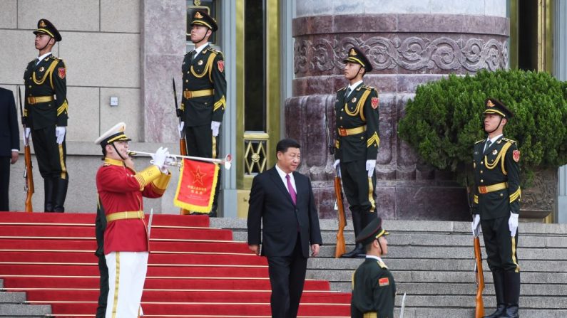 El mandatario chino Xi Jinping llega para una ceremonia de bienvenida en el Gran Salón del Pueblo en Beijing, el 8 de junio de 2018. (GREG BAKER/AFP/Getty Images)
