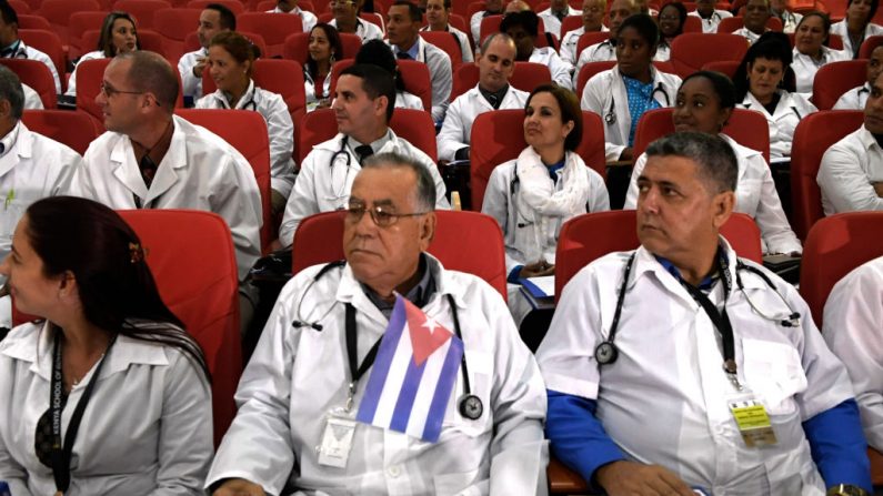 Unos 100 médicos cubanos siguen los procedimientos de inicio a su programa en Kenia el 11 de junio de 2018 en Nairobi. (SIMON MAINA / AFP / Getty Images)