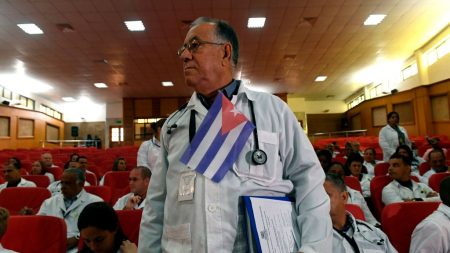 EEUU niega visas a funcionarios castristas que explotan médicos cubanos en misiones al extranjero