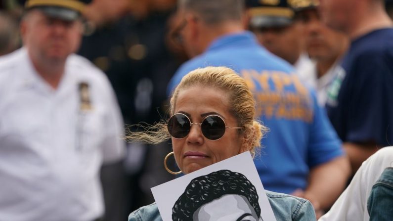 Miembros del público se reúnen fuera del funeral de Lesandro Guzmán Feliz el 27 de junio de 2018, en el Bronx, Nueva York. (DON EMMERT/AFP/Getty Images)