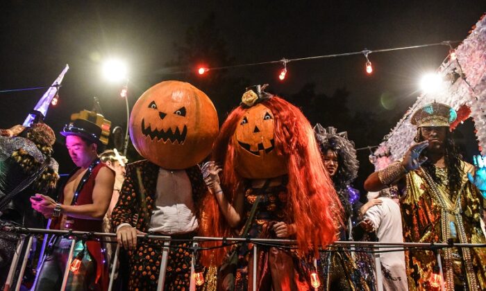 Personas disfrazadas participan en el desfile anual de Halloween de Village en la Sexta Avenida el 31 de octubre de 2018 en la ciudad de Nueva York. (Stephanie Keith/Getty Images)