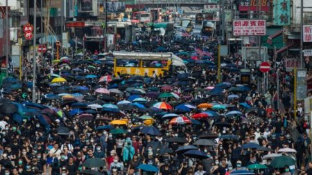 Moradores de Hong Kong marcham apesar das proibições dias após ataque a ativista de destaque