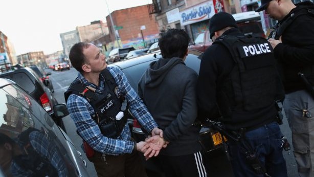 Oficiales del Servicio de Inmigración y Control de Aduanas de Estados Unidos (ICE) arrestan a un inmigrante mexicano indocumentado durante una redada en el barrio Bushwick de Brooklyn en la ciudad de Nueva York el 11 de abril de 2018. (John Moore/Getty Images)