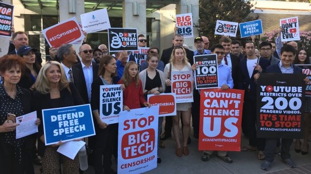 La gente se reunió frente al Tribunal Superior del Condado de Santa Clara para apoyar la demanda de PragerU contra YouTube y Google el 25 de octubre de 2019. (Ilene Eng/NTD)