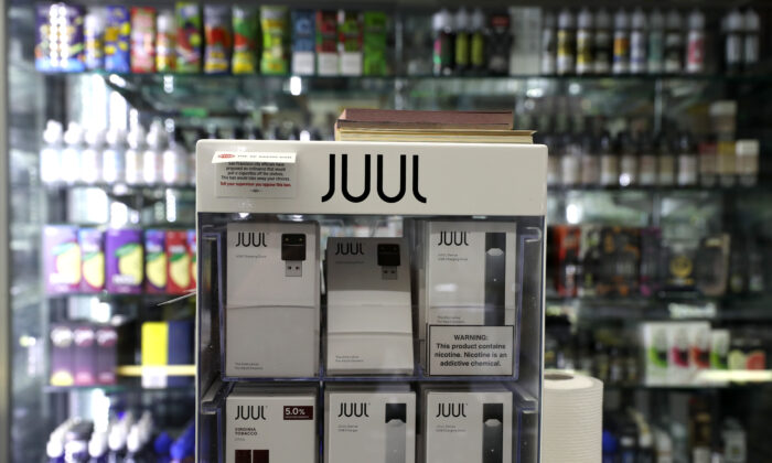 Cigarrillos electrónicos fabricados por Juul en una tienda de cigarrillos y regalos el 25 de junio de 2019 en San Francisco, California. (Justin Sullivan/Getty Images)
