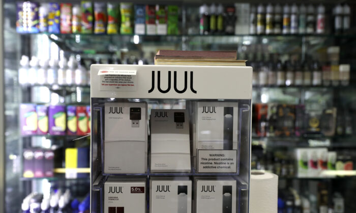 Los cigarrillos electrónicos fabricados por Juul se exhiben en Smoke and Gift Shop el 25 de junio de 2019 en San Francisco, California. (Justin Sullivan / Getty Images)