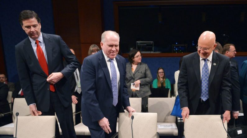 (De izquierda a derecha) El Director del FBI James Comey, el Director de la CIA John Brennan y el Director de Inteligencia Nacional James Clapper toman asiento para una audiencia del Comité de Inteligencia de la Cámara de Representantes el 4 de febrero de 2014. (MANDEL NGAN/AFP/Getty Images)