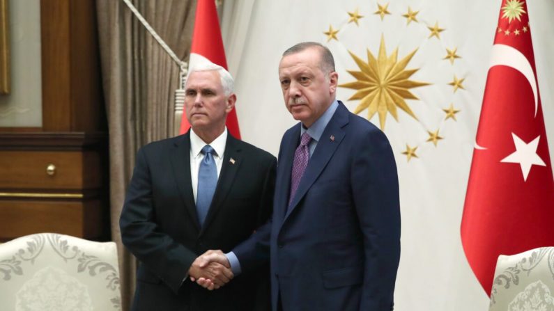 En esta imagen proporcionada por la presidencia turca, el presidente turco, Recep Tayyip Erdogan, recibe al vicepresidente estadounidense Mike Pence en el complejo presidencial de Ankara, Turquía, el 17 de octubre de 2019. (Murat Cetinmuhurdar/Presidencia turca a través de Getty Images)