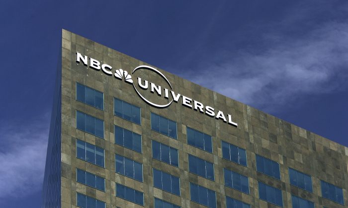 El logotipo de NBC Universal en el edificio de su sede en Los Ángeles, California. (David McNew/Getty Images)
