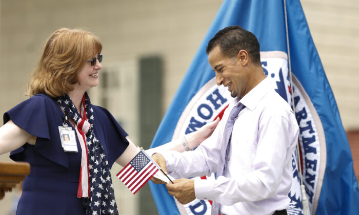 Un nuevo ciudadano estadounidense (derecha) es felicitado durante una ceremonia de ciudadanía del Día de la Independencia en Mount Vernon, Virginia, el 4 de julio de 2019. (Samira Bouaou / The Epoch Times)
