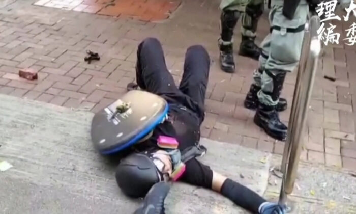 Las imágenes muestran al manifestante tendido en el suelo tras recibir un disparo durante los enfrentamientos con la policía en Tsuen Wan, Hong Kong, el 1 de octubre. 2019. (Comité de Prensa de HKPUSU)