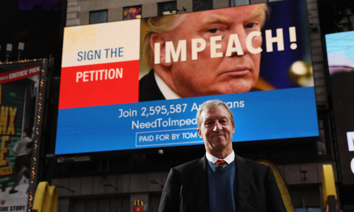 El activista demócrata Tom Steyer parado frente a uno de los carteles que ha financiado en Times Square pidiendo el juicio político del presidente Donald Trump, en la ciudad de Nueva York el 20 de noviembre de 2017. (Spencer Platt/Getty Images)